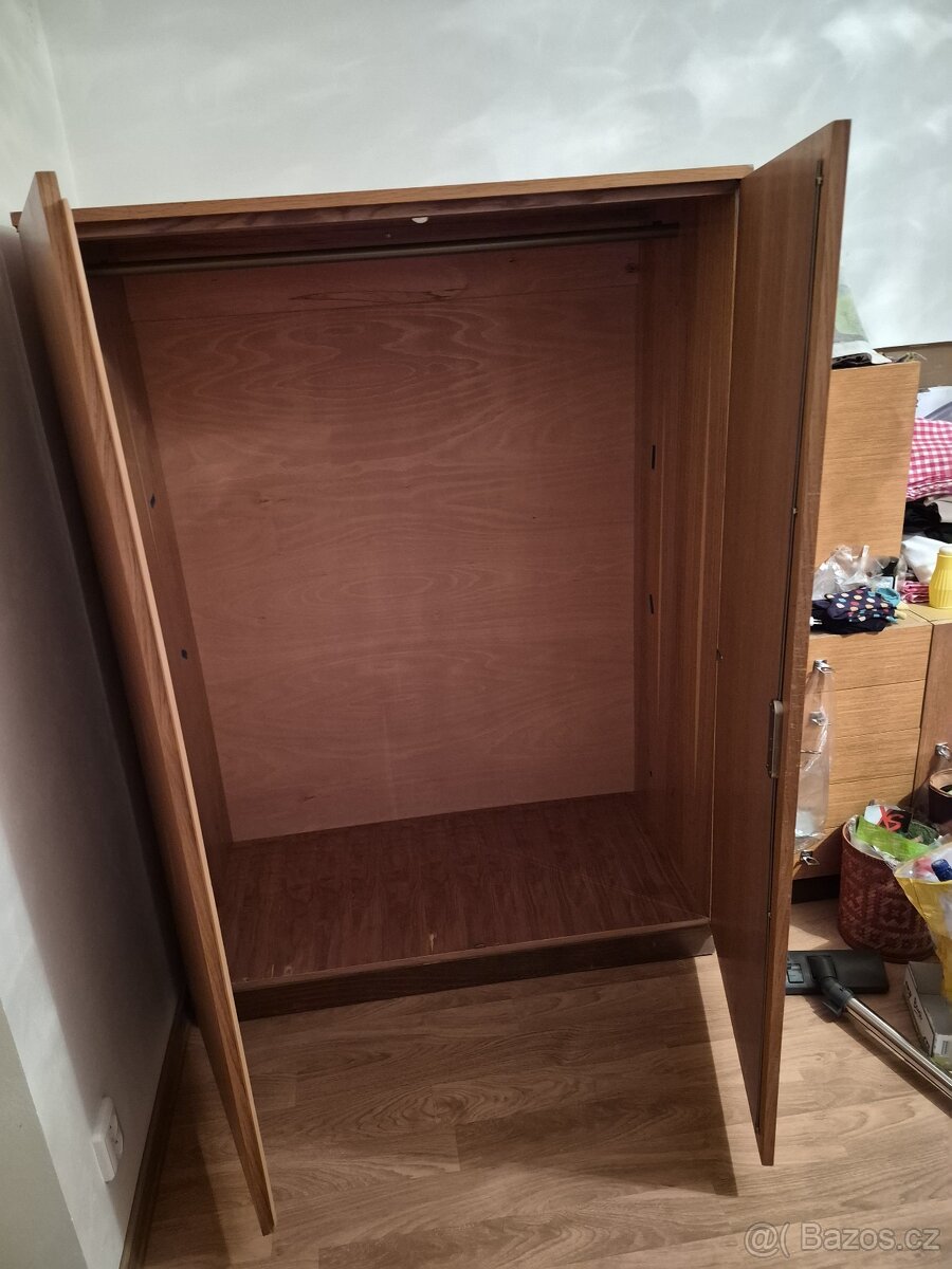 Daruji šatní skříň - 2