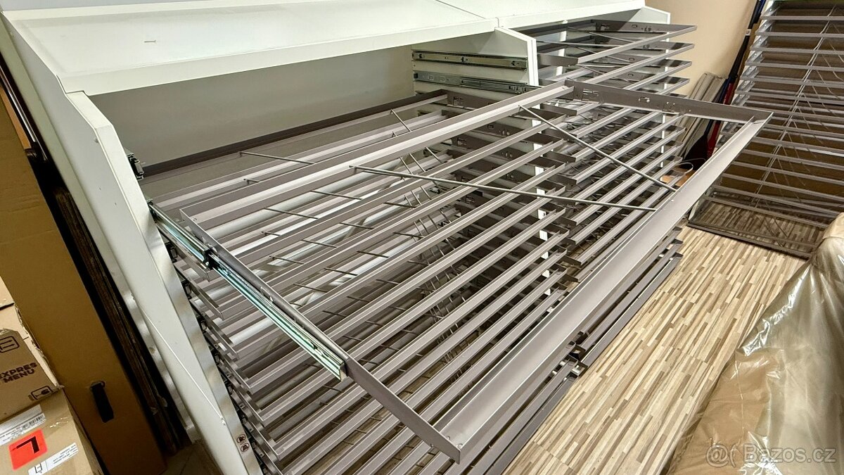 Stojan s výsuvnými policemi - 2