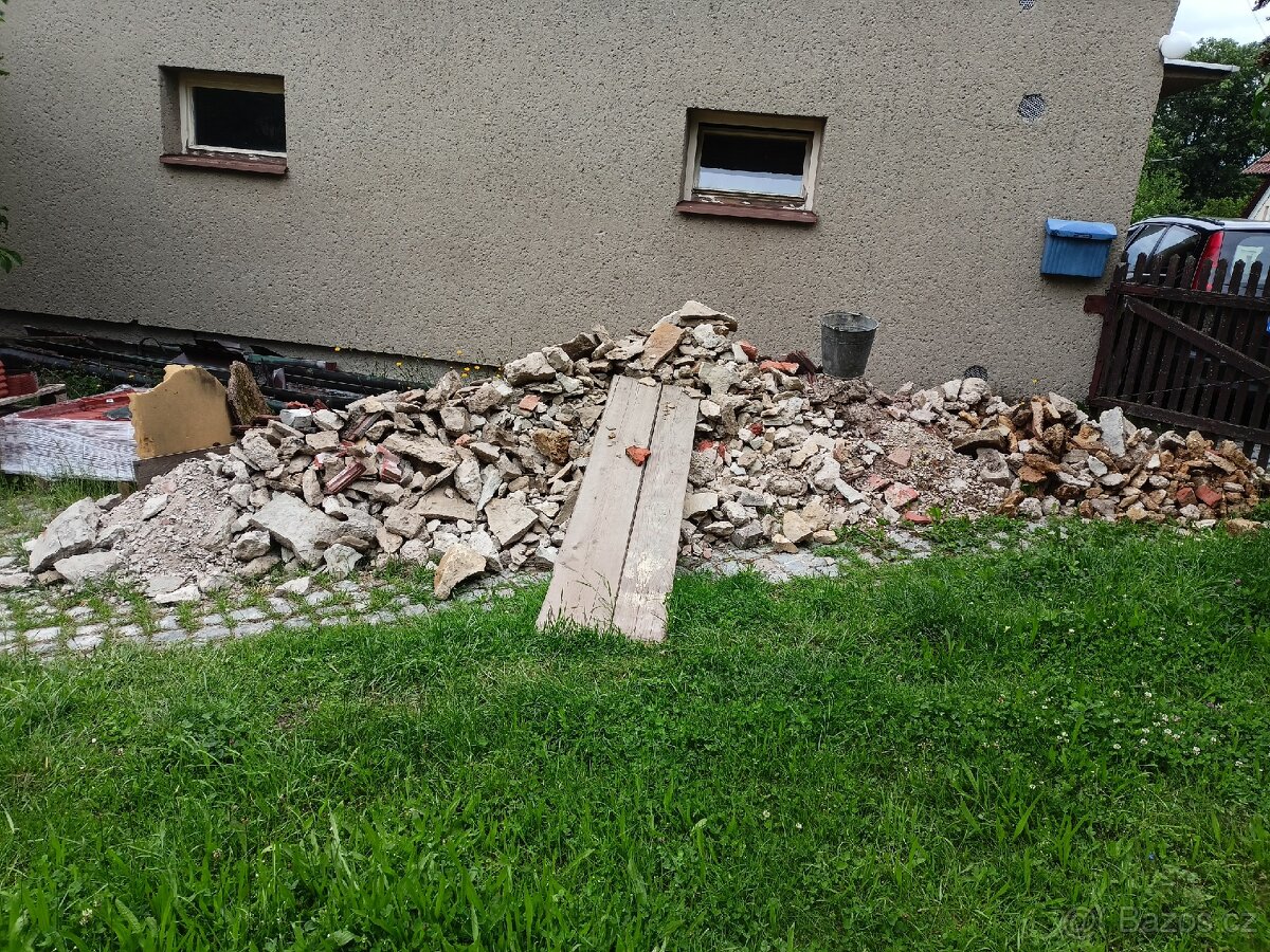 Suť kameny beton střešní palené tašky - 2