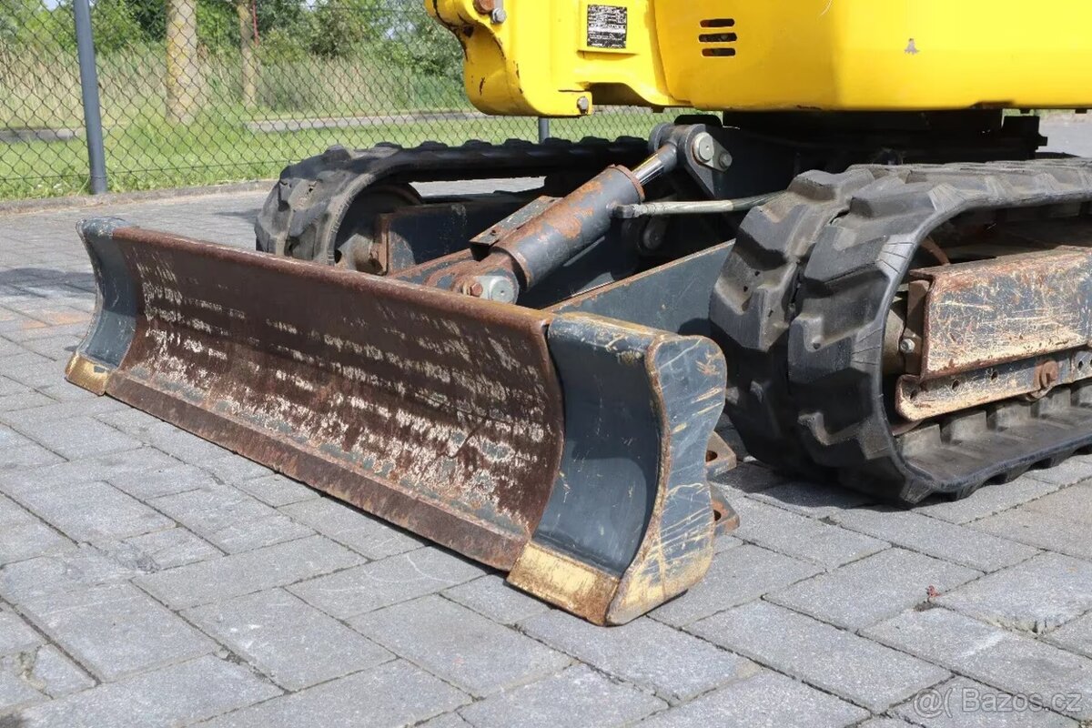 Prodám Komatsu PC16R-3HS (2017) – 3 lžícemi - 2