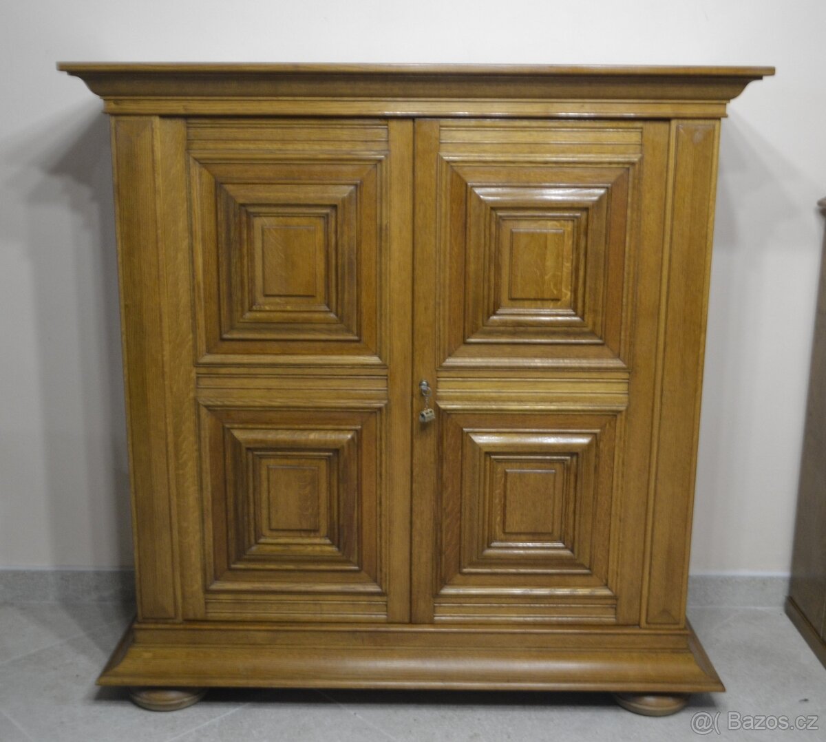 Dubová, masivní komoda na zbraně. TOP - 2