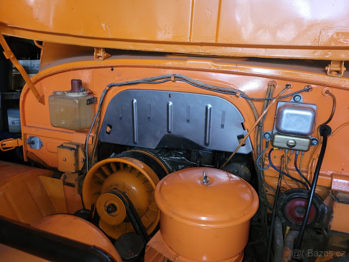 Praga V3S / S5T krycí plech motoru/tunelu - 2