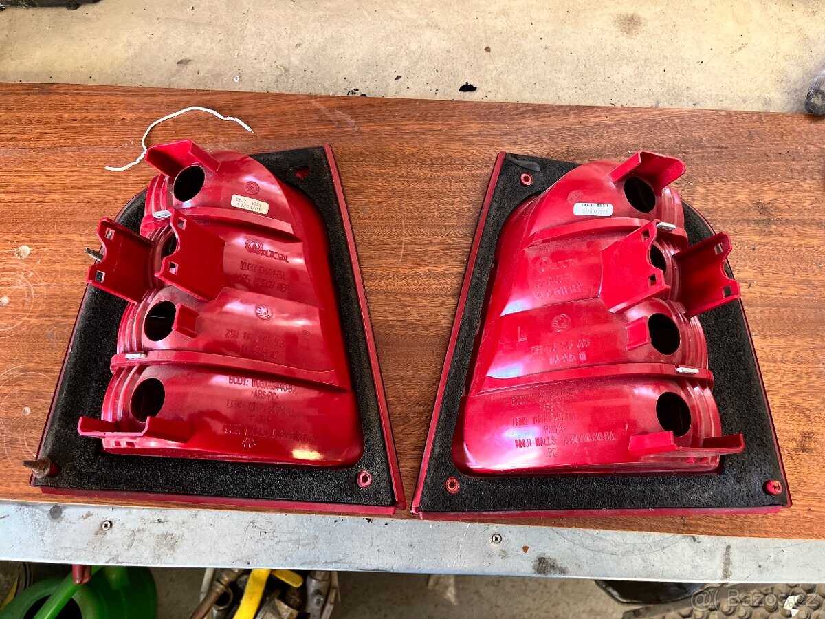 Prodám sadu zadních světel Octavia I. - 2