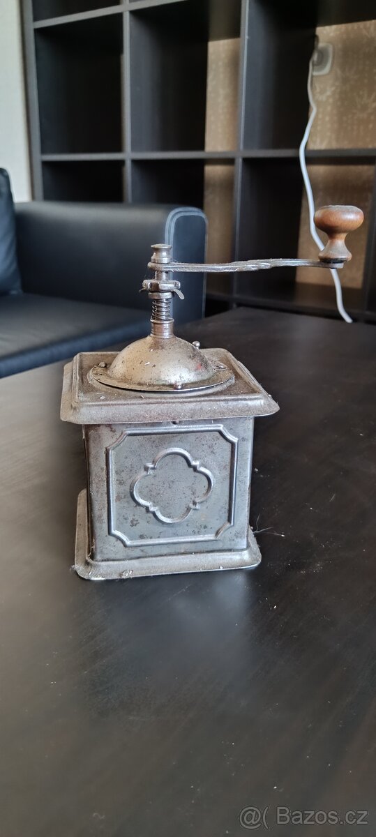 Plechový mlýnek na kávu - 2