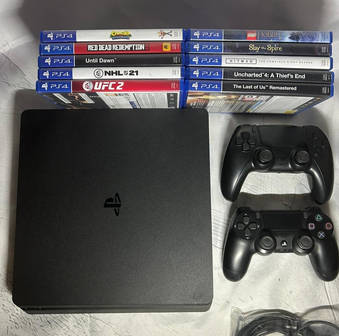 PlayStation 4 + 2 ovladače - 2