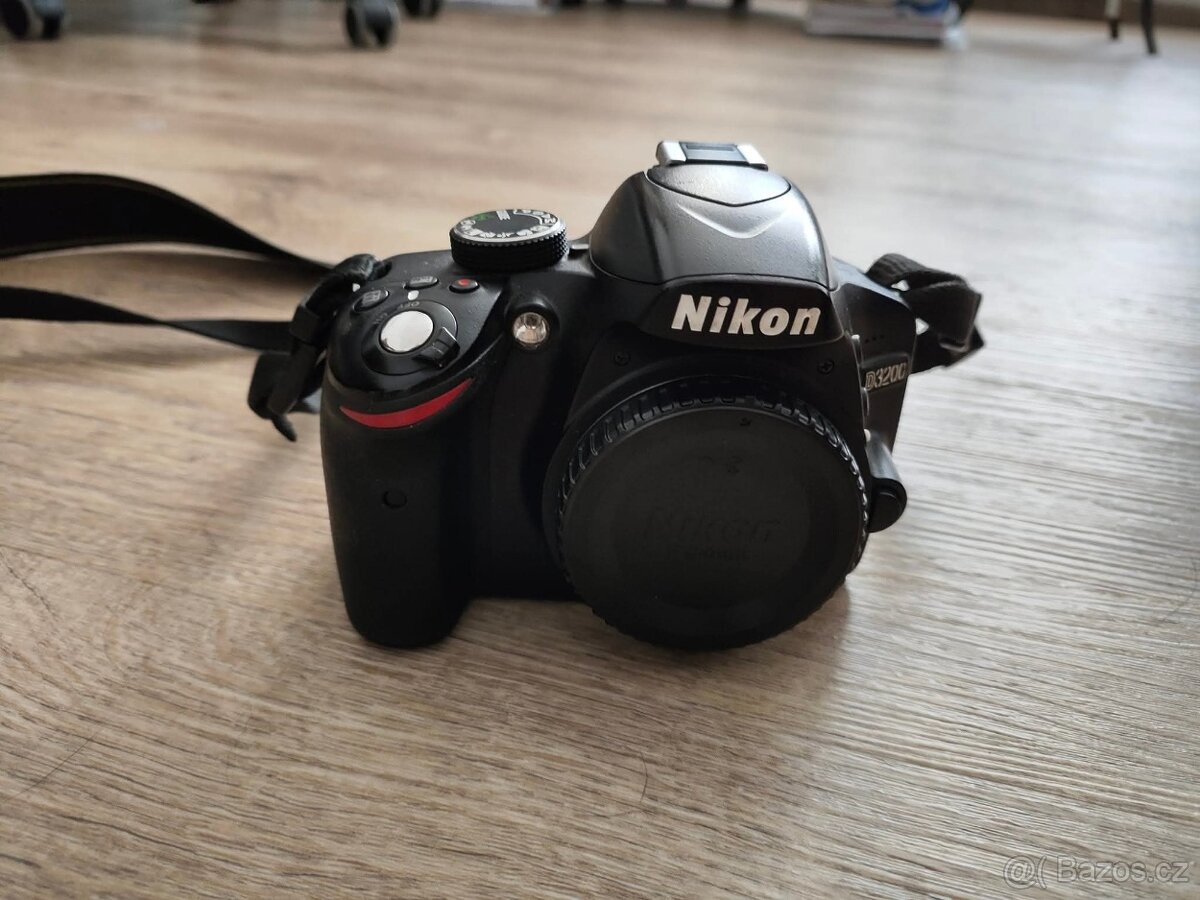 Nikon D3200, nabíječka + dvě baterky - 2