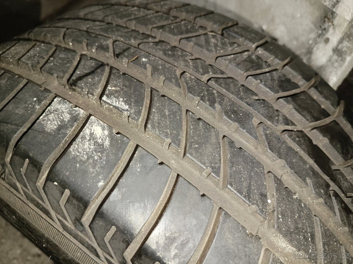 Prodám 2x pěkně pneu 225/50 R15 za obě 300,- - 2
