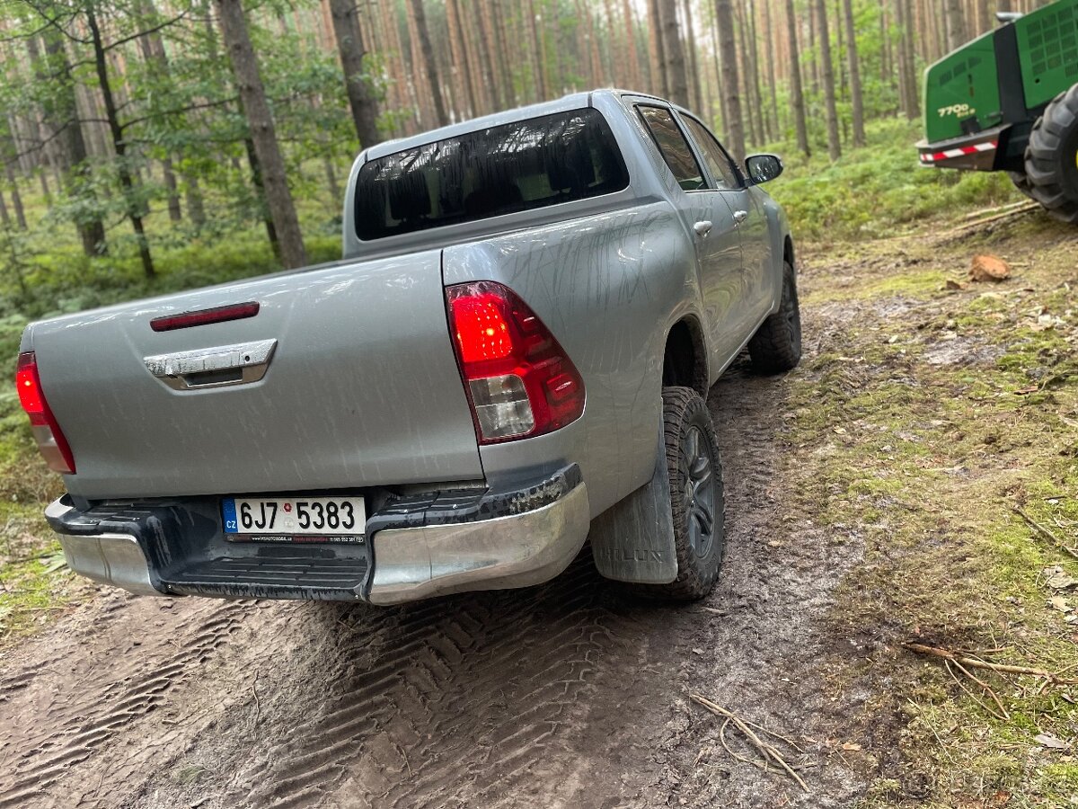 Toyota Hilux D20 2.8 manuál rv.2021