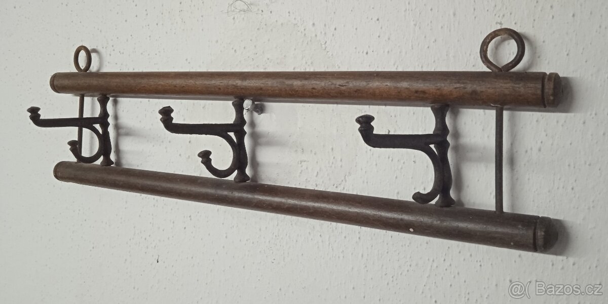 Starý nástěnný věšák - 2