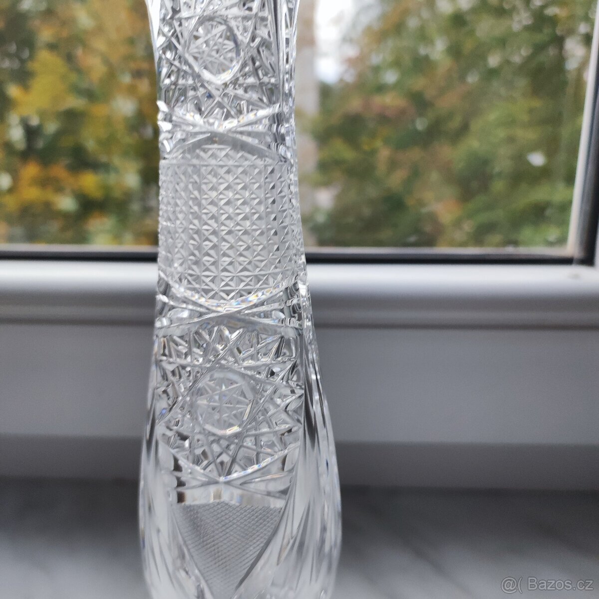 menší broušená váza na jeden květ - 2