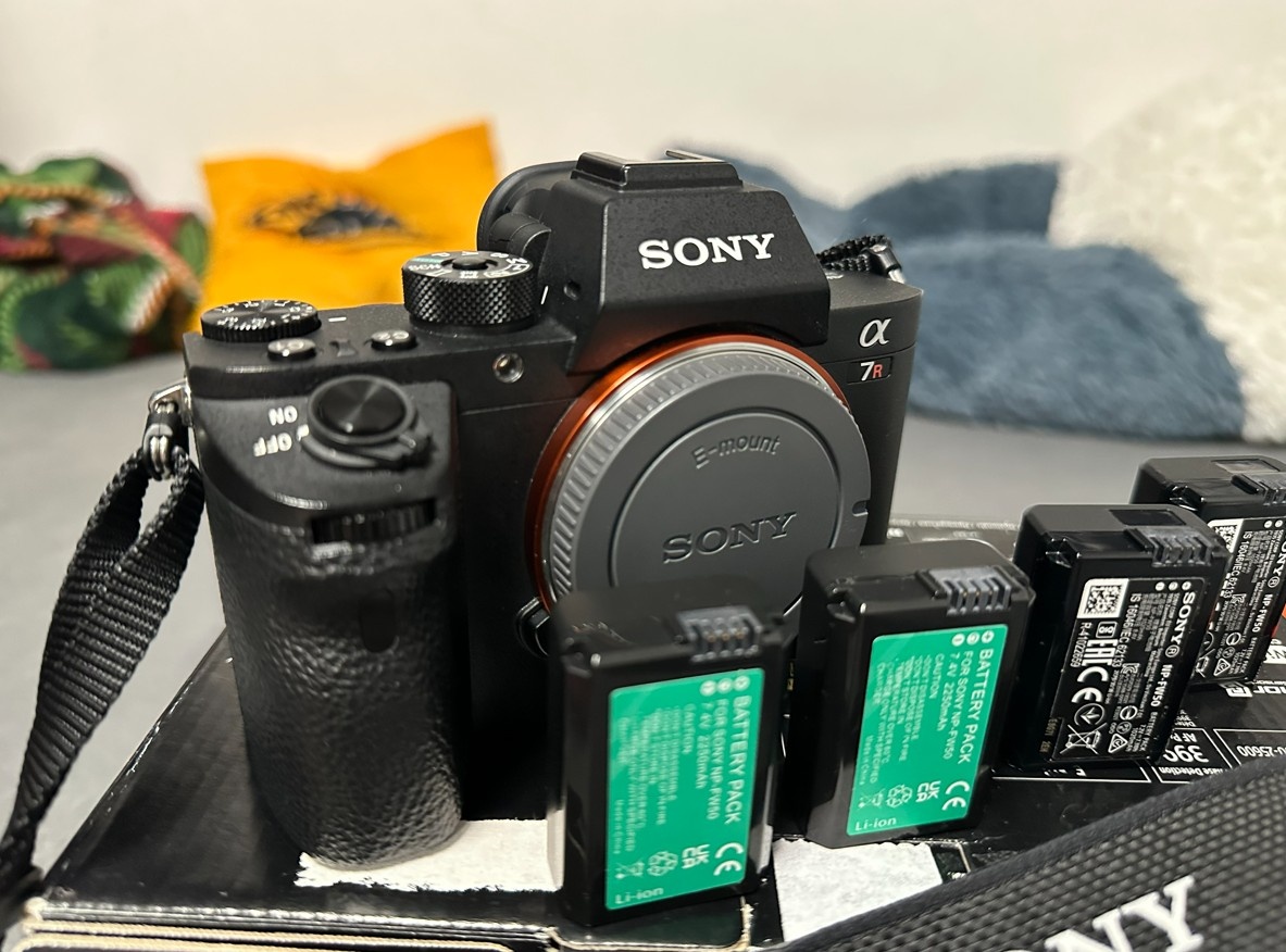 Sony Alpha A7R II tělo + baterie + grip - 2