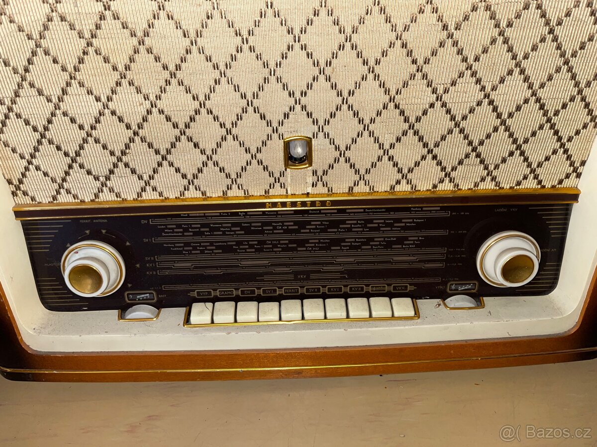 Rádio s gramofonem rok cca 1960 - 2