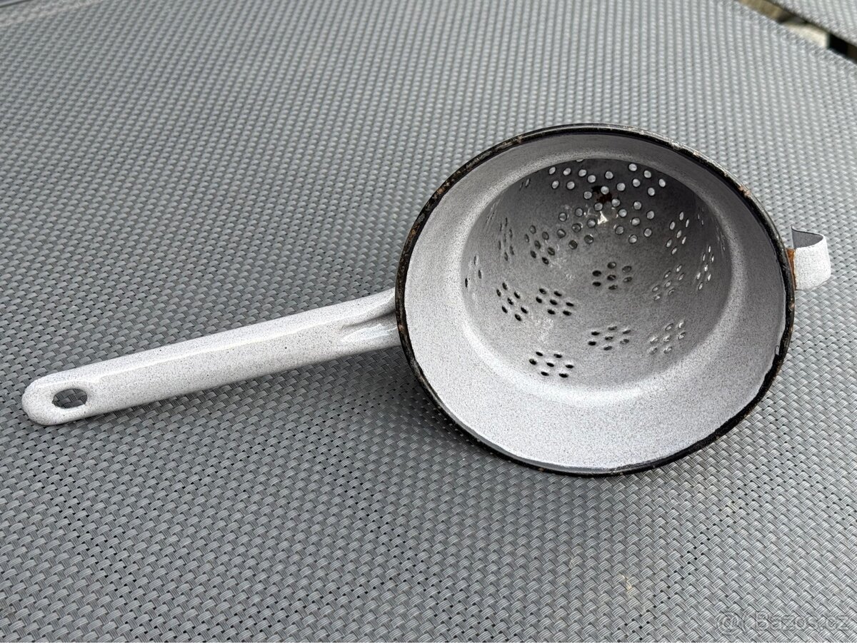 Smaltované cedníky. - 2