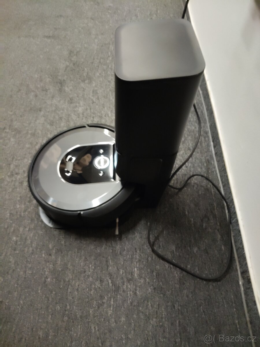 iRobot Roomba i7 se stanicí CleanBase - 2