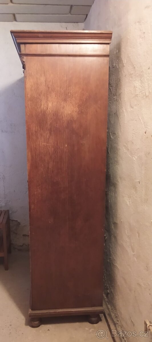 Starožitná skříň - 2