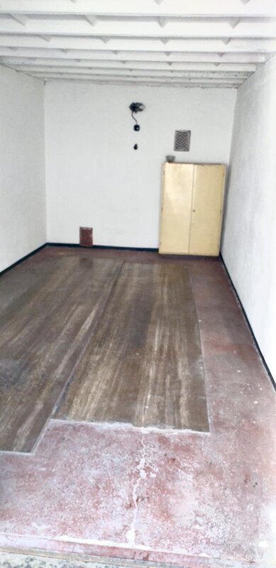 Pronájem udržované garáže s elektřinou v žádané lokalitě za - 2