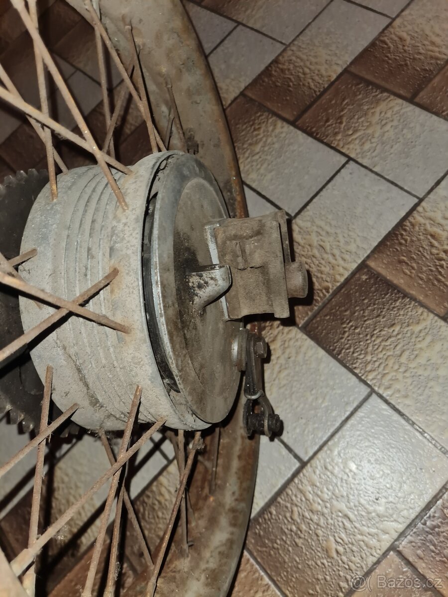 Zadni kolo jawa ,čz malá kývačka. - 2