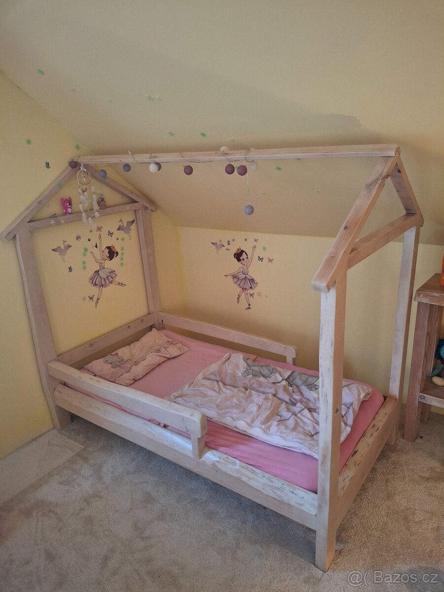 Masivní domečková postel - 2