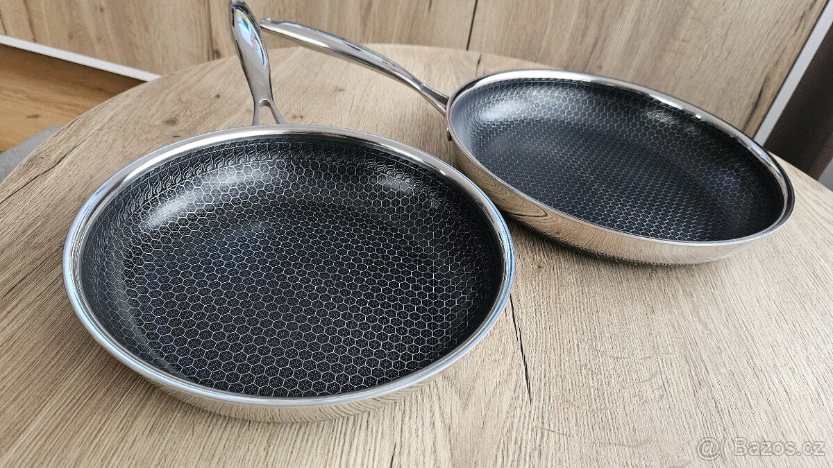 Seda dvou pánví David v kuchyni - 2