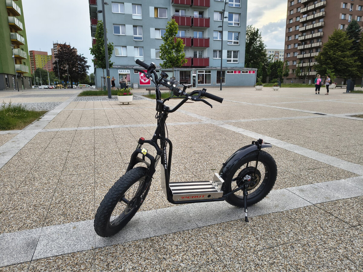Elektrokoloběžka PERUT BAT, dojezd 88 km, bohatá výbava - 2