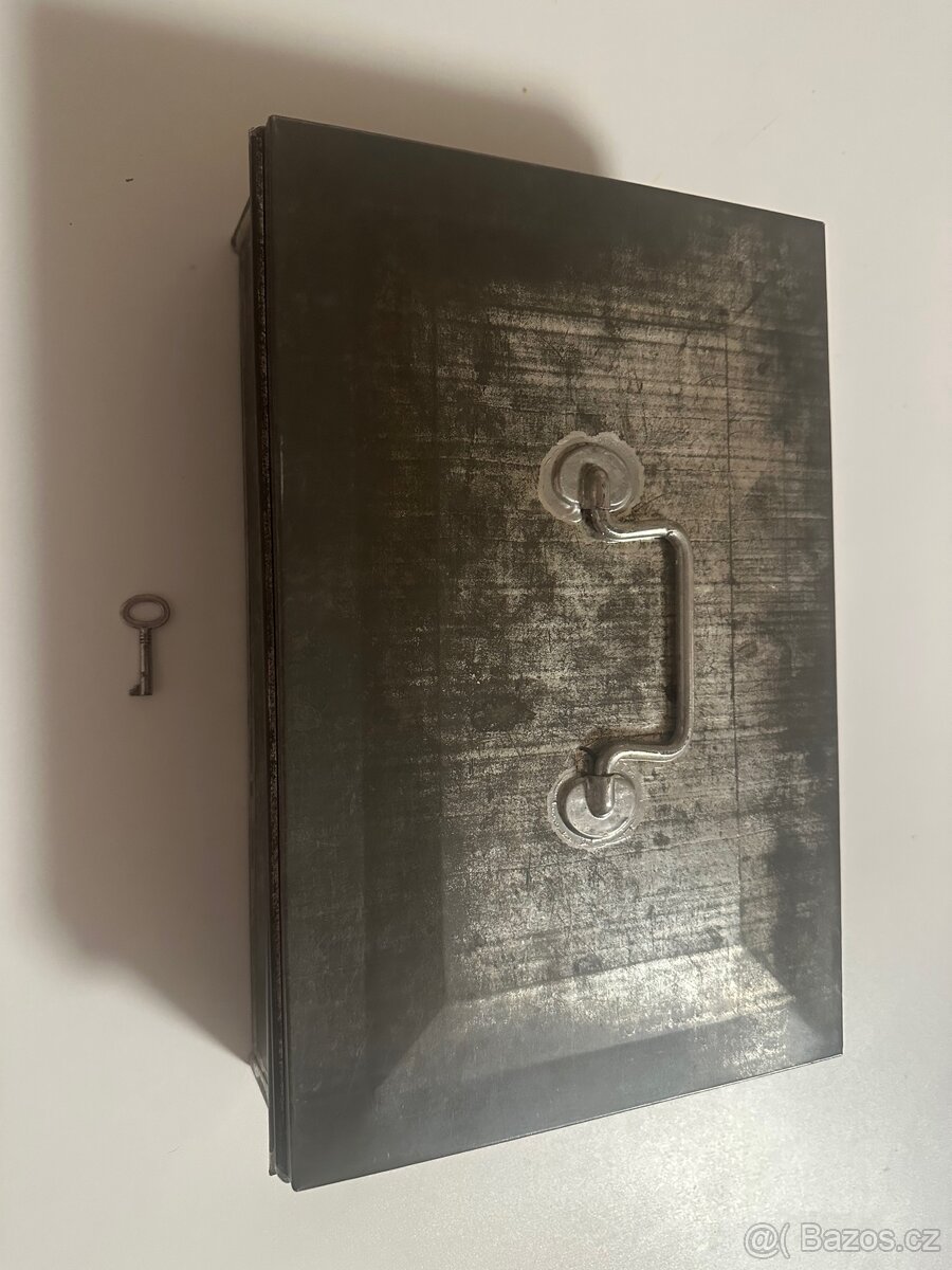Starožitná kovová uzamykatelná schránka - 2