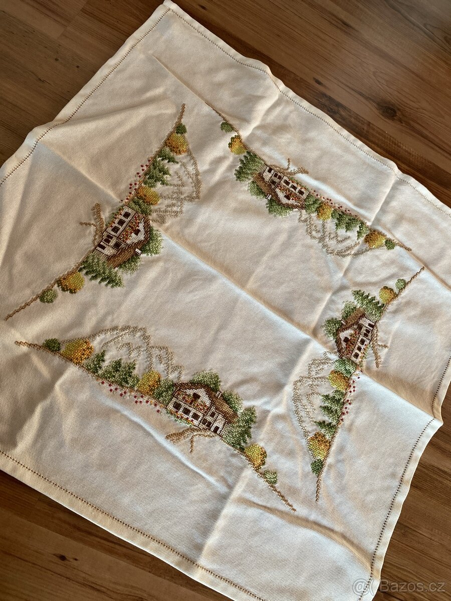 Vyšívaný ubrus, pěkný - 2