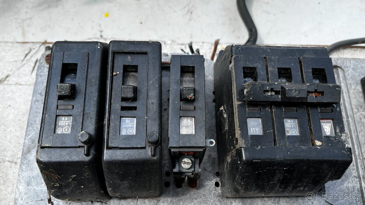 Elektrický rozvaděč s jističi - 2