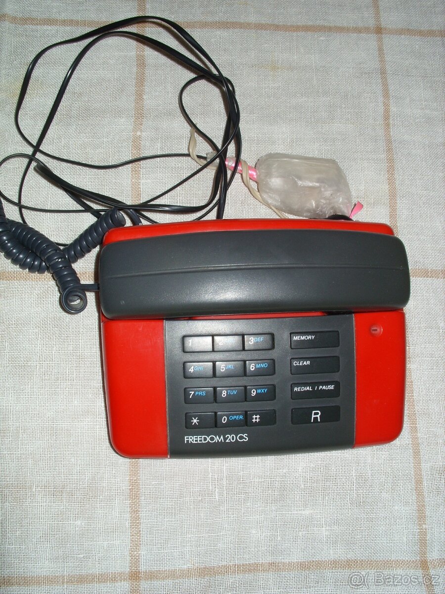 retro tlačítkový telefon - 2