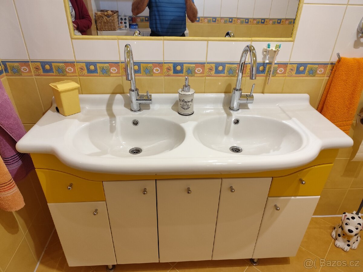 Dvoj umyvadlo se skříňkou - 2