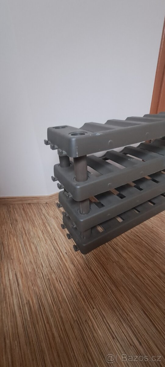 Stojan na víno (lahve) plastový - 2