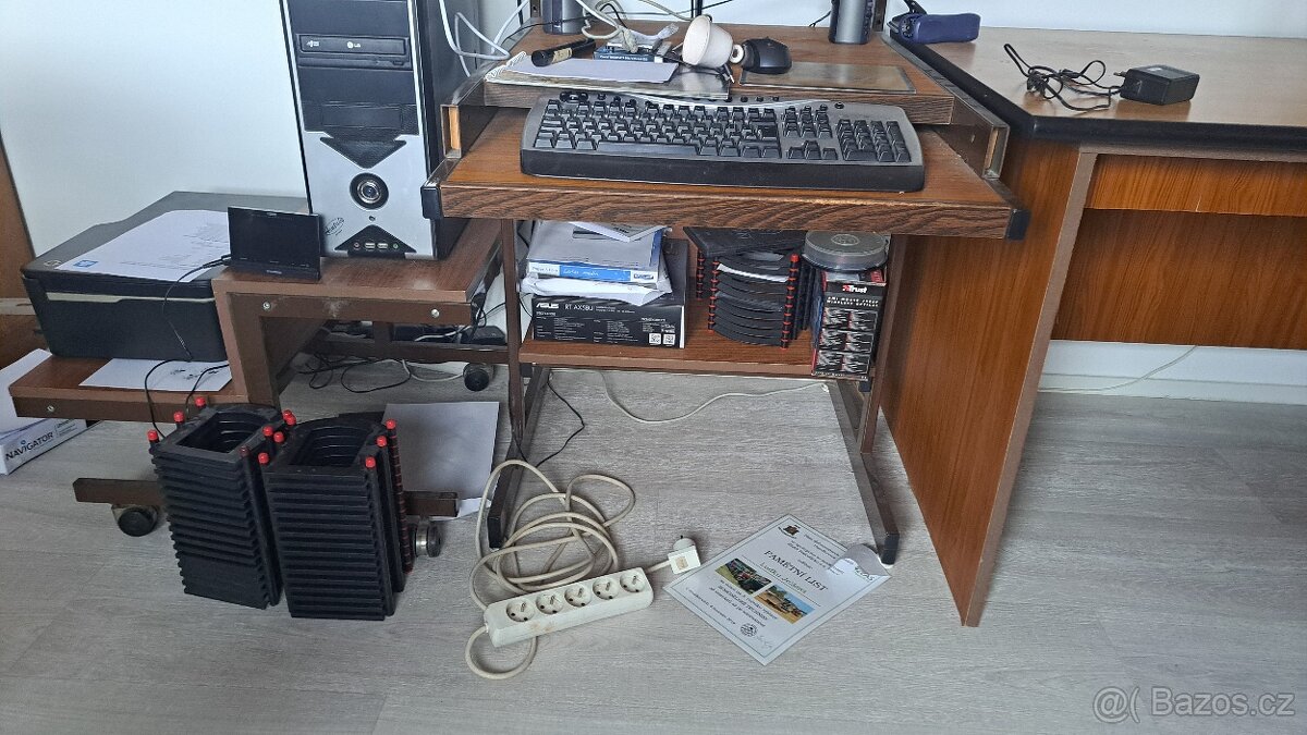 Počítačový stůl - 2
