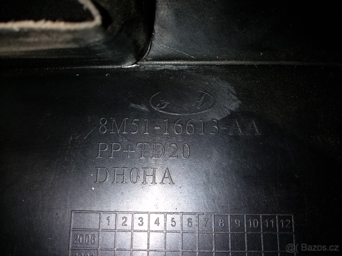 Prodám plast předního čela mezi světla focus II - 2
