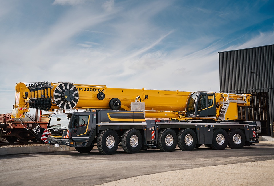 Ruční mytí strojů - mobilní jeřáby Liebherr - Mělník - 2