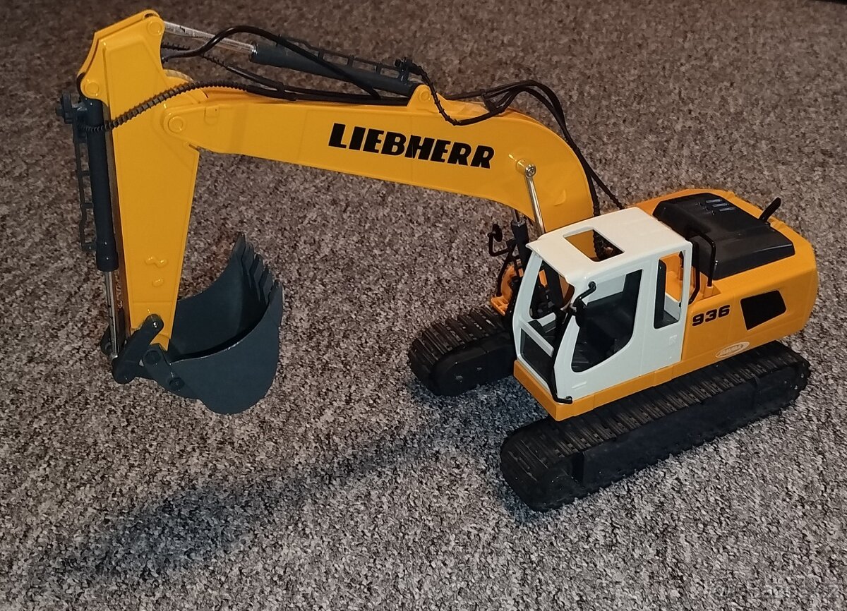 RC model bagr Liebherr - 2