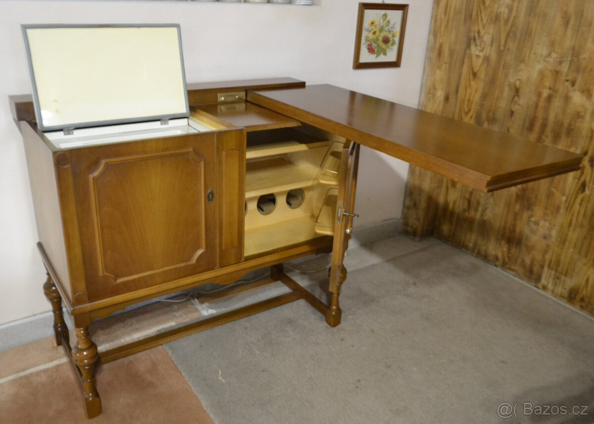 Dubová, rustikální komoda s chladničkou a barem. - 2