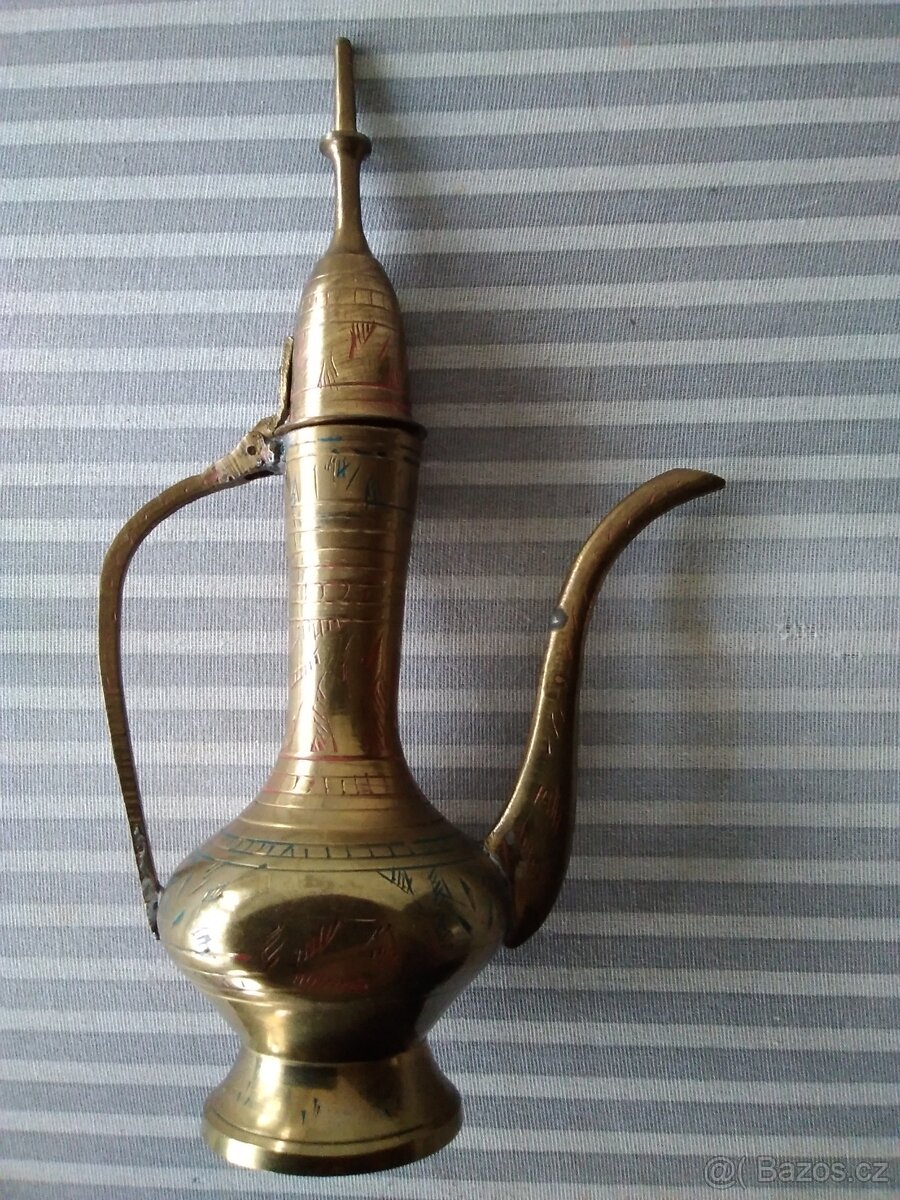 Mosazná orientální zdobená konvice. Indie ruční práce. - 2