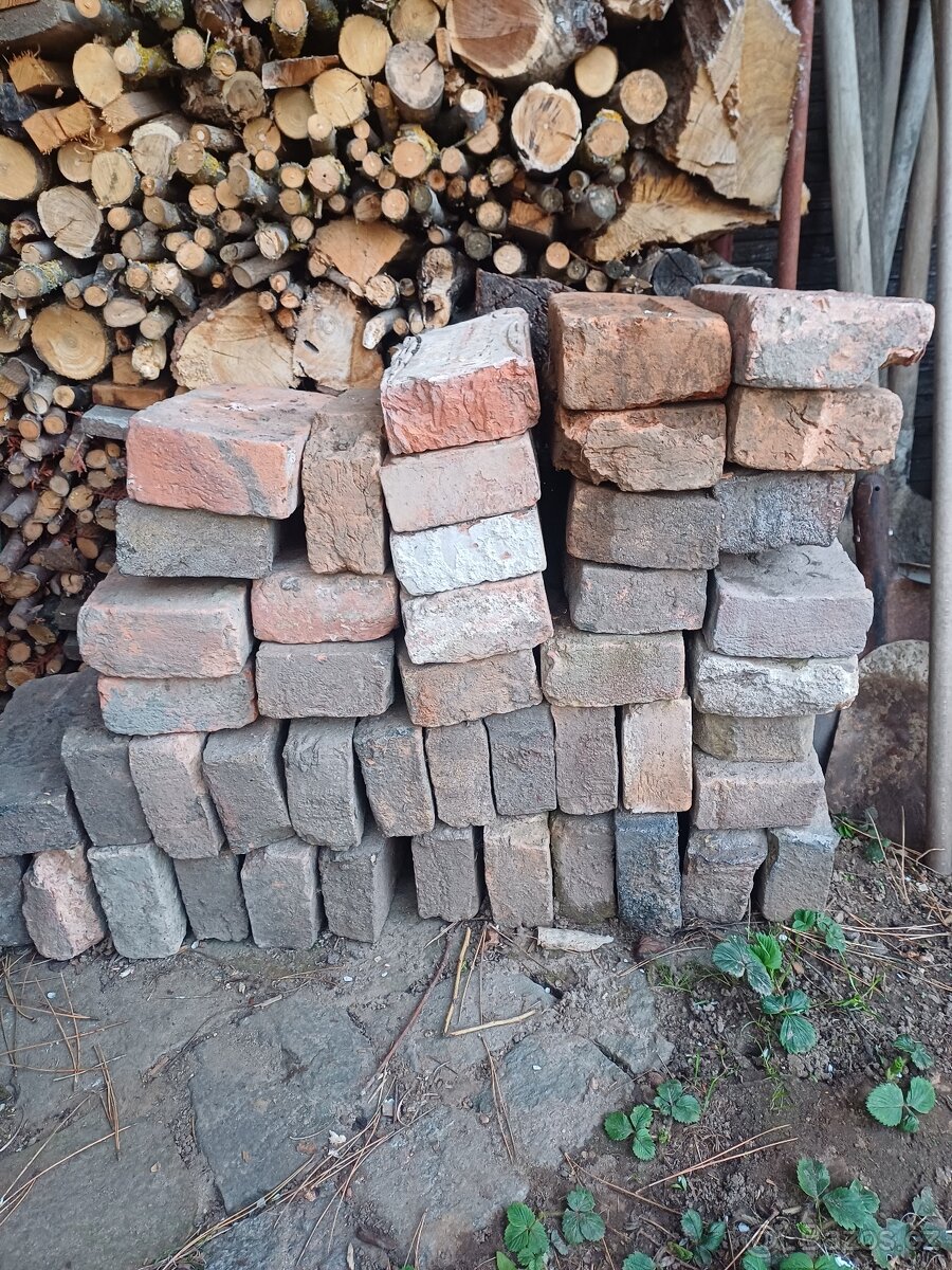 Cihly s nápisem - 2