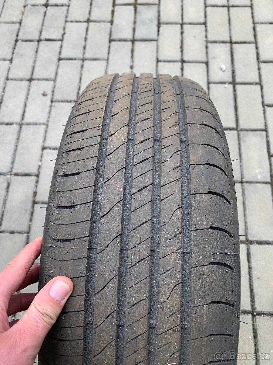 Pneu 205/60R16 - 2