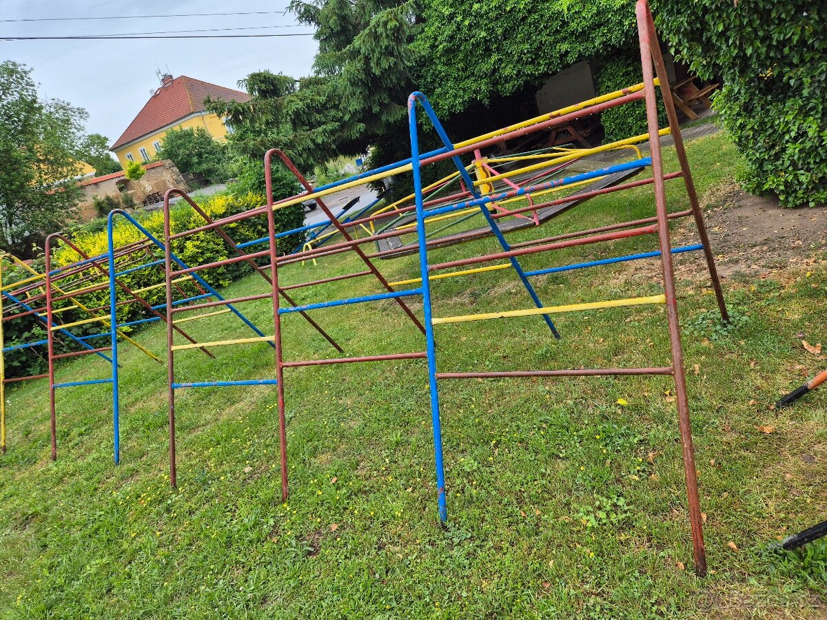 Dětské hřiště - prolézačky, houpačky, kolotoč - 2