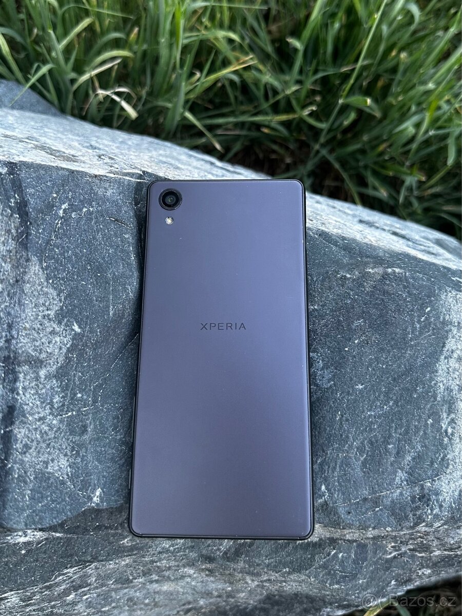 Sony Xperia F5121 - 2
