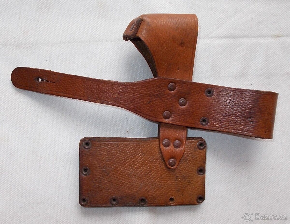 Nýtovaný závěsník na ČSLA sekeru ženijní vz.49. - 2