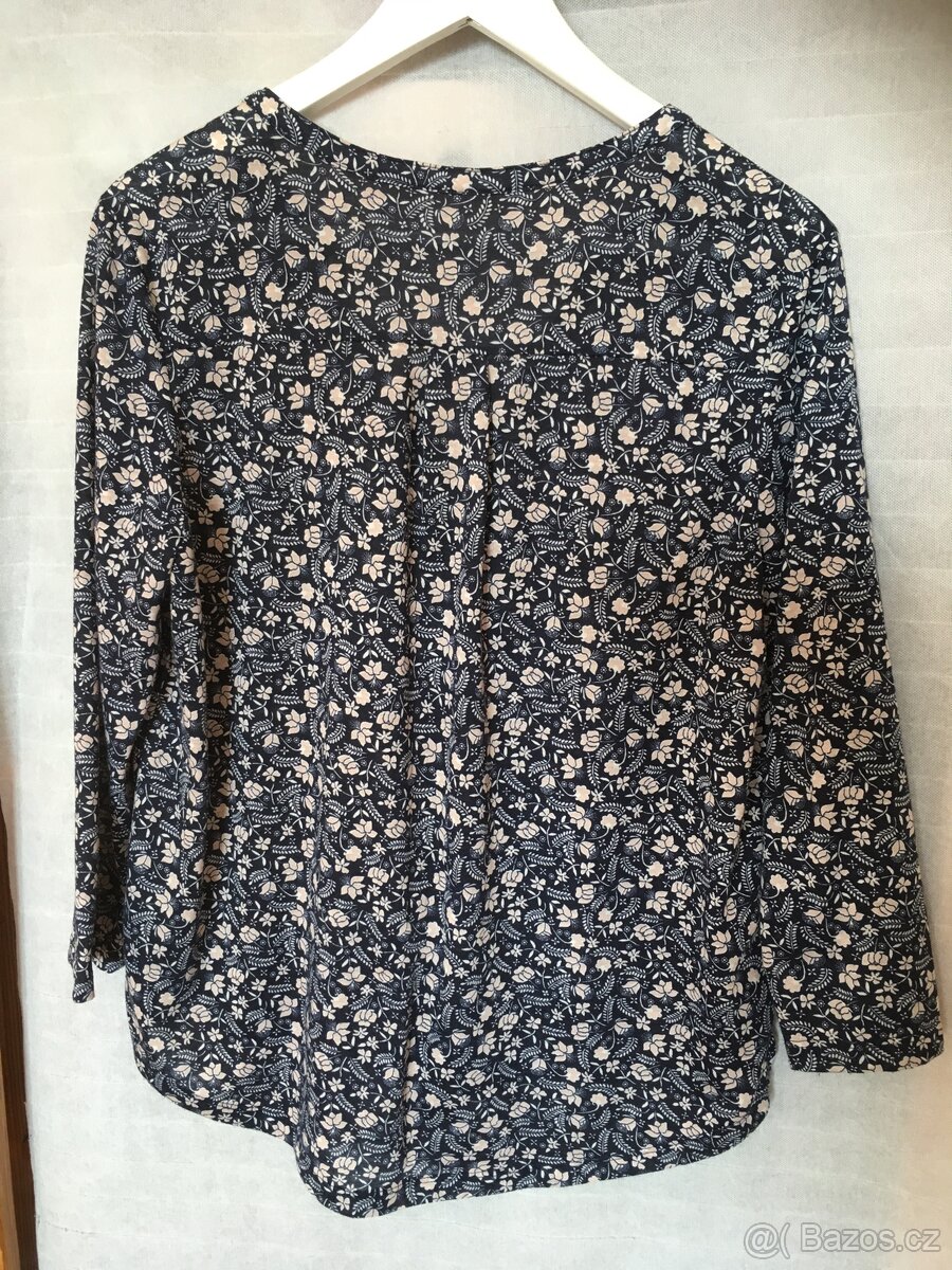 Tmavěmodrá halenka s výstřihem do V - 2