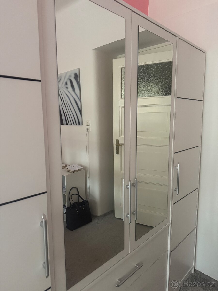 Šatní skříň se zrcadlem - 2