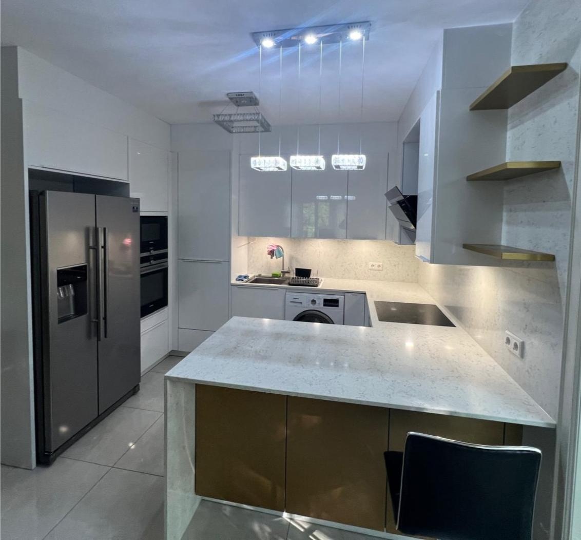 Moderní kuchyně v bílém lesku KARIN - 2