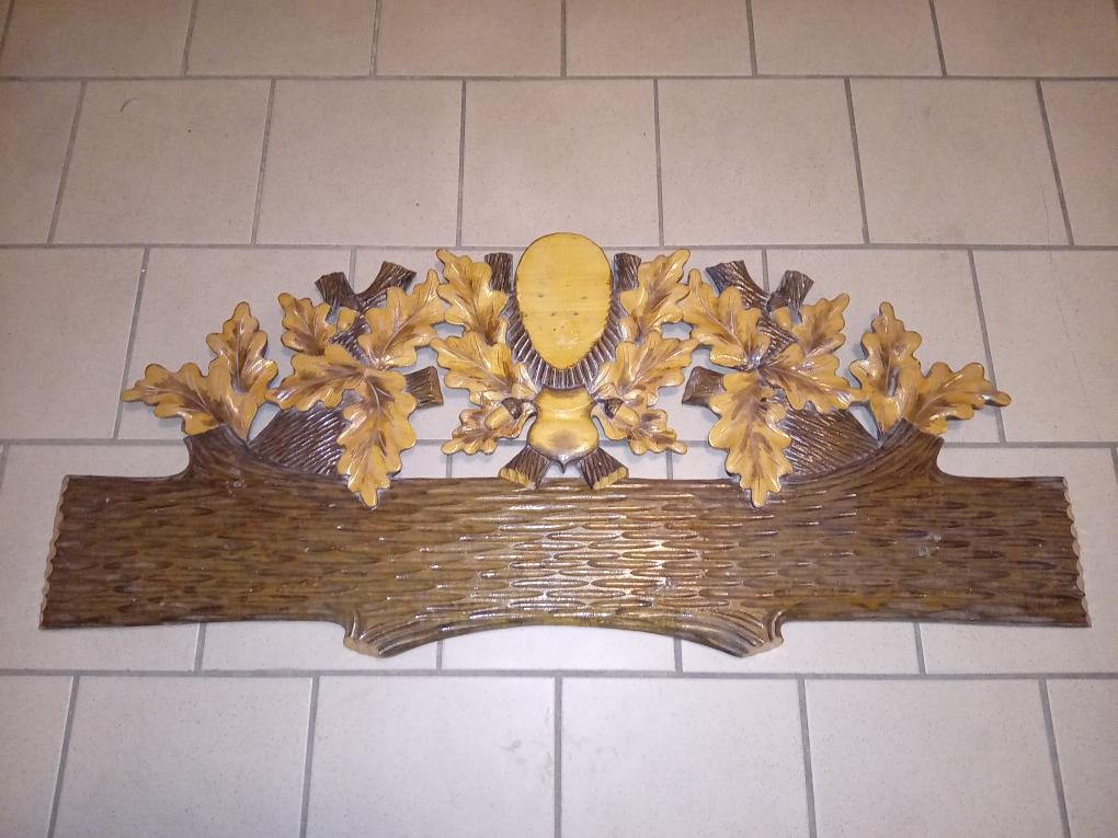 Vyřezávané podložky pod trofeje. - 2