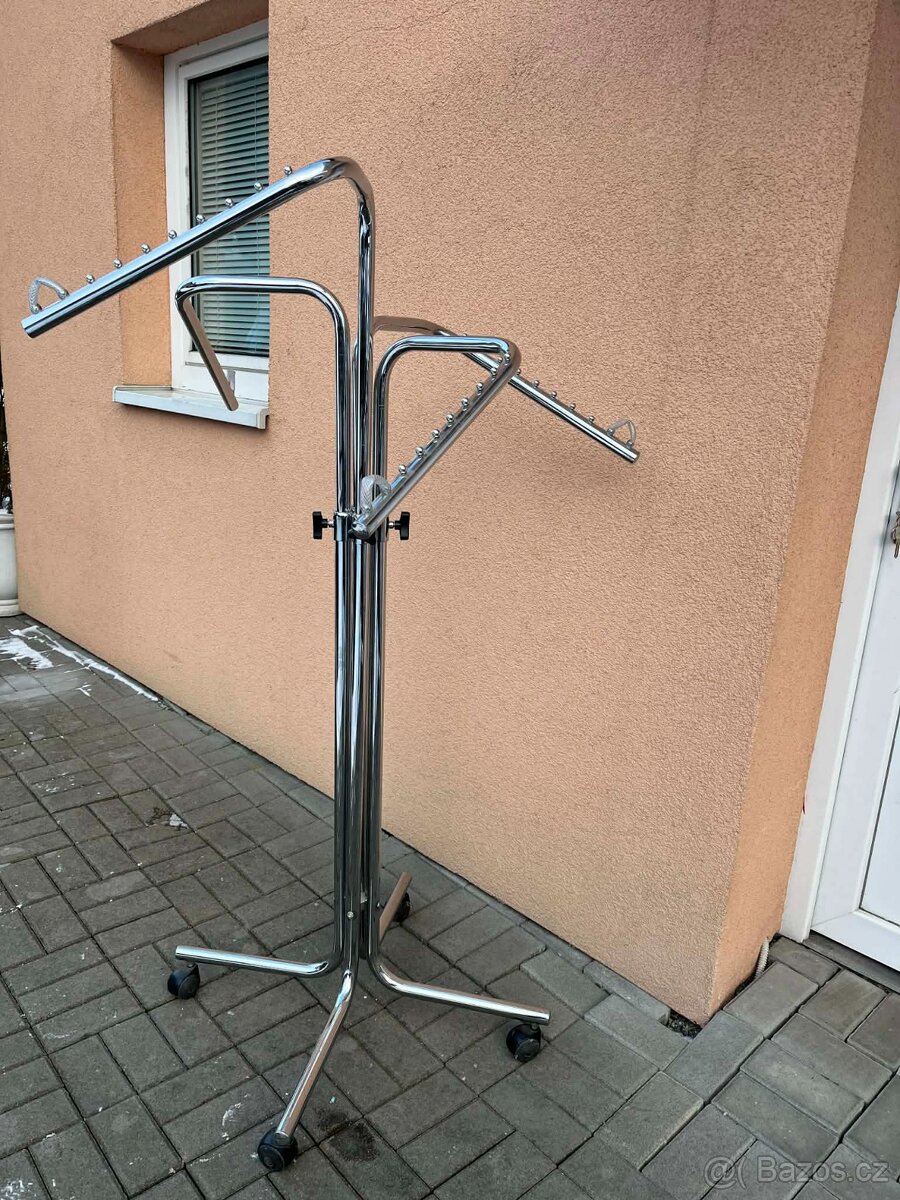 Čtyřramenný stojan na textil do obchodu - 2