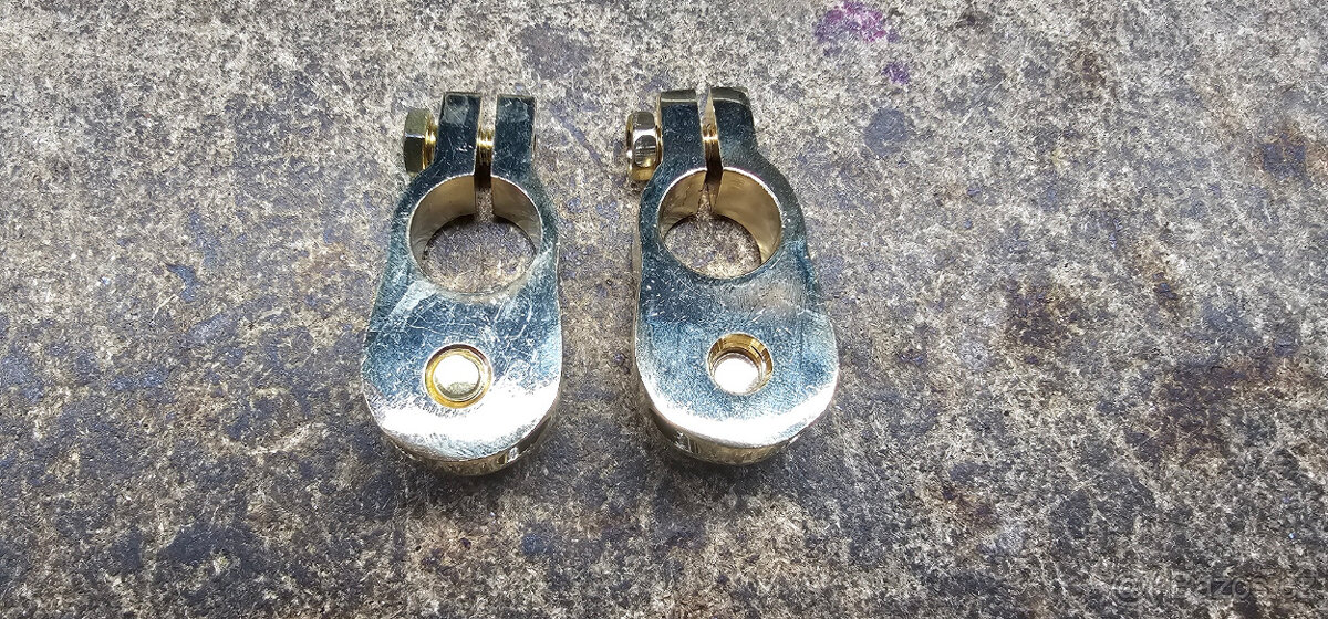 Svorka na autobaterii - 2