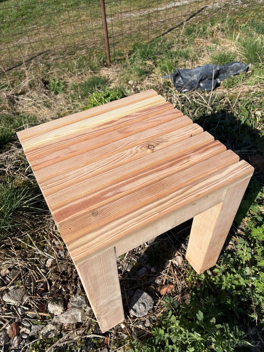 Odkládací stolek 45x45 modřín - 2