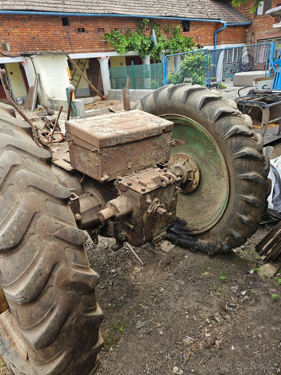 Zadní část traktoru Z25 - 2