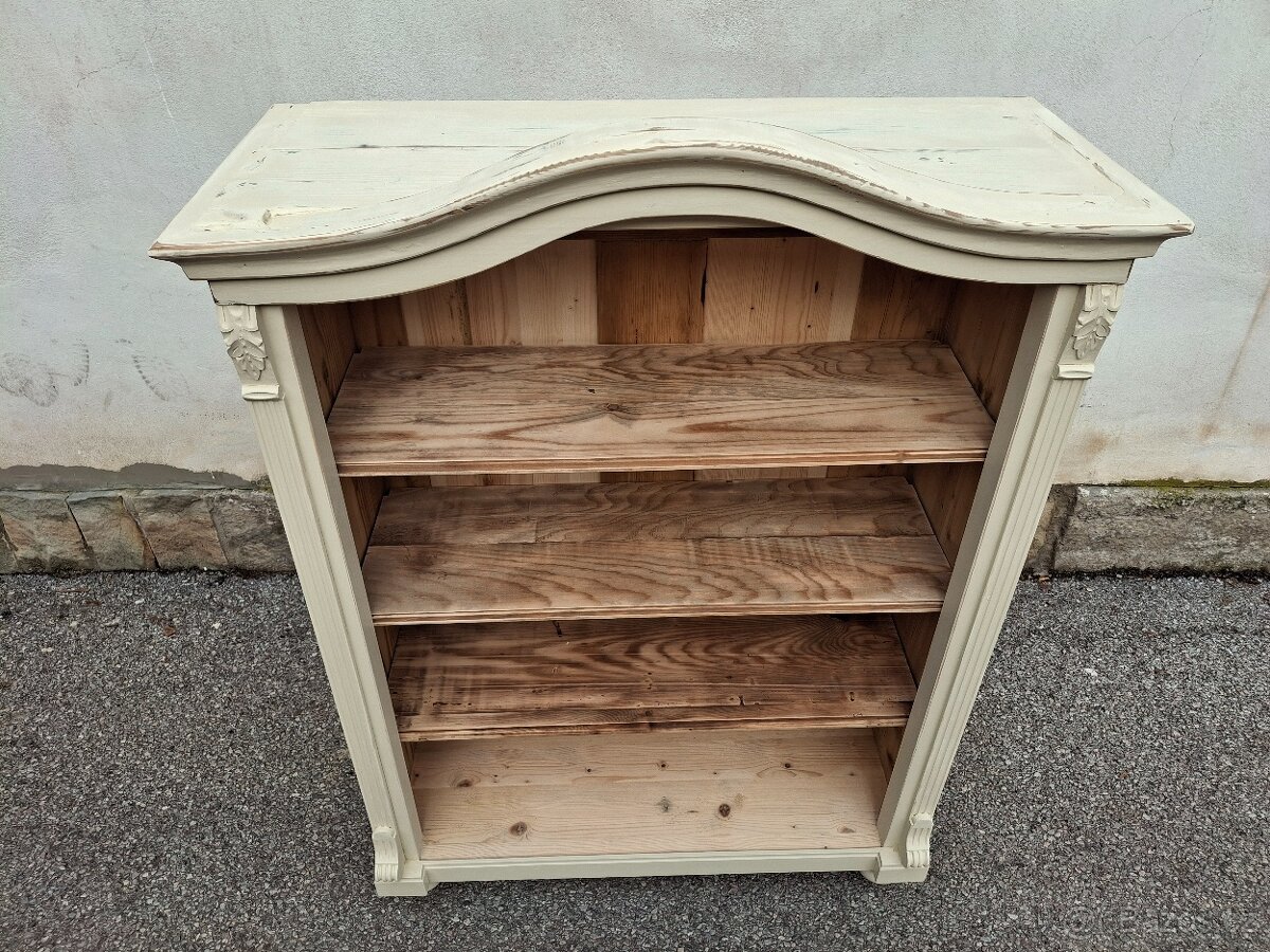 Hezká starožitná knihovna po renovaci - 2